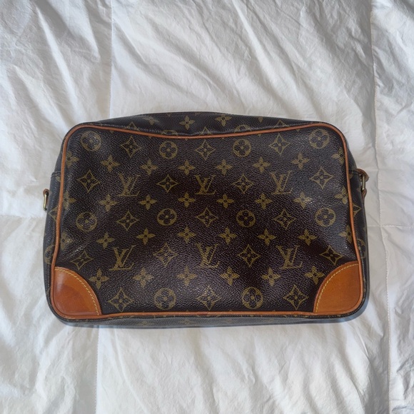 Louis Vuitton Trocadéro 27 Monogram CrossBody Bag - Picture 2 of 15